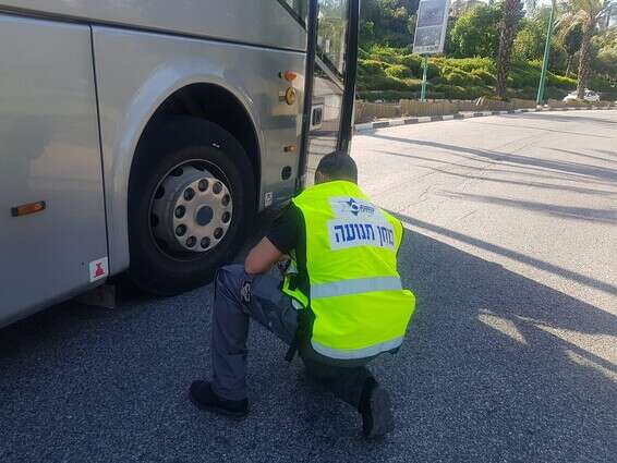 בוחני תנועה חוקרים את הנסיבות לתאונה // צילום: דוברות המשטרה